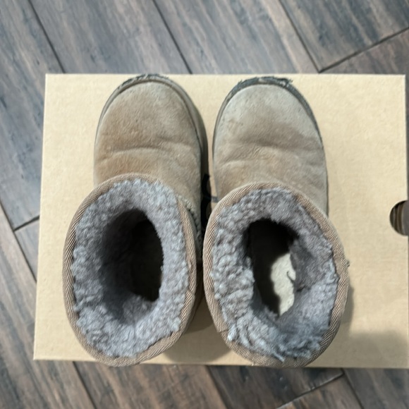 Kids Uggs - Picture 3 of 4